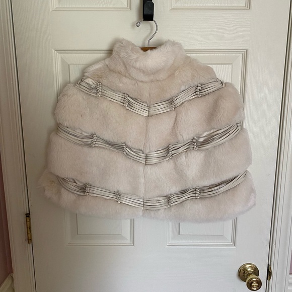 Bebe Bone Faux Fur Caplet w/ Leather Trim. Small - Picture 8 of 11